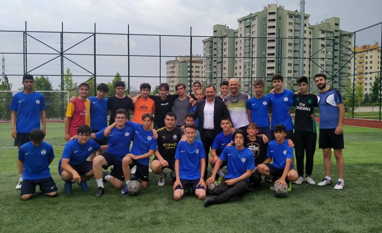 Etimesgut Belediye Başkanı Sayın Enver DEMİREL Eryaman Tunahan Spor Tesilerinde antrenman yapan futbol takımlarımızı ziyaret etmiştir