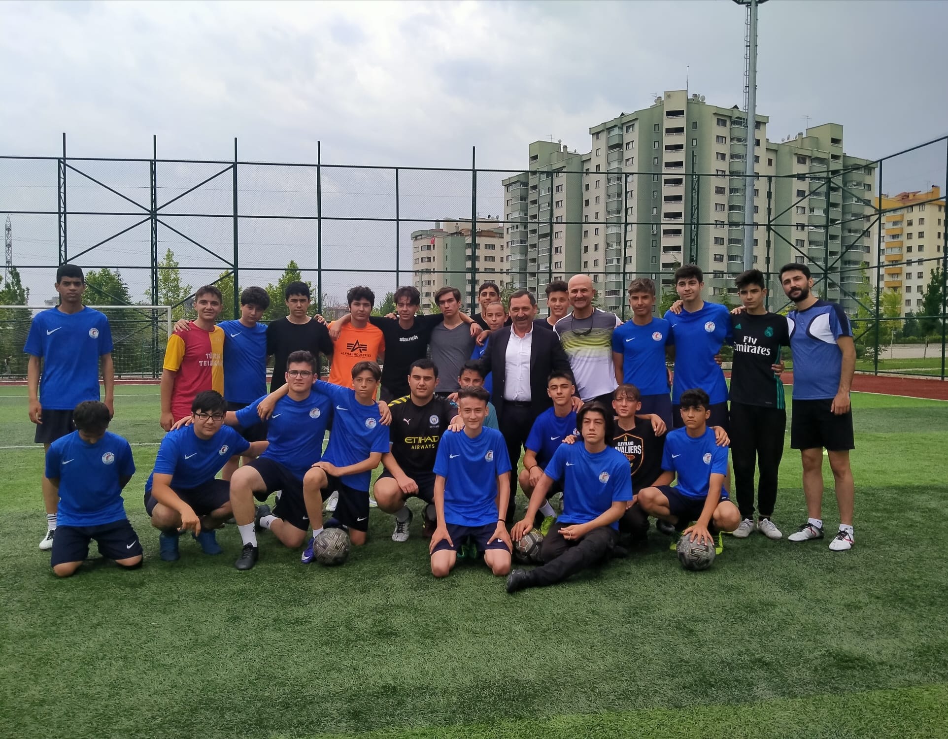 Etimesgut Belediye Başkanı Sayın Enver DEMİREL Eryaman Tunahan Spor Tesilerinde antrenman yapan futbol takımlarımızı ziyaret etmiştir