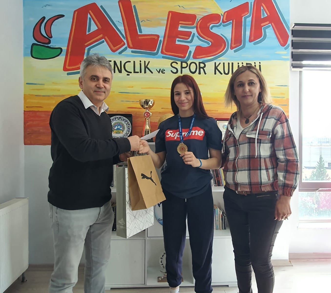 Milli sporcumuz Nilay Yaren Çam ve Antrenörlerimiz Şenel Demir ile Levent Yıldırım’ı kulübümüzü ziyaret ederek tebrik etti