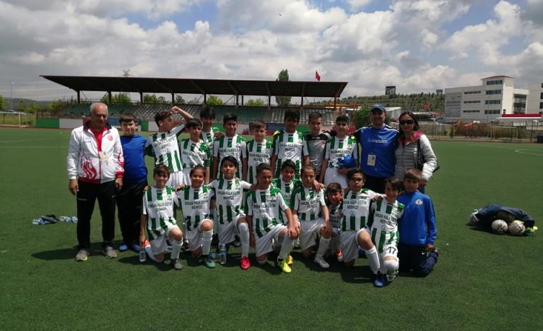 19 Mayıs Gençlik ve Spor Bayramında ilk resmi müsabakasına çıkan U13 futbol takımımız.
