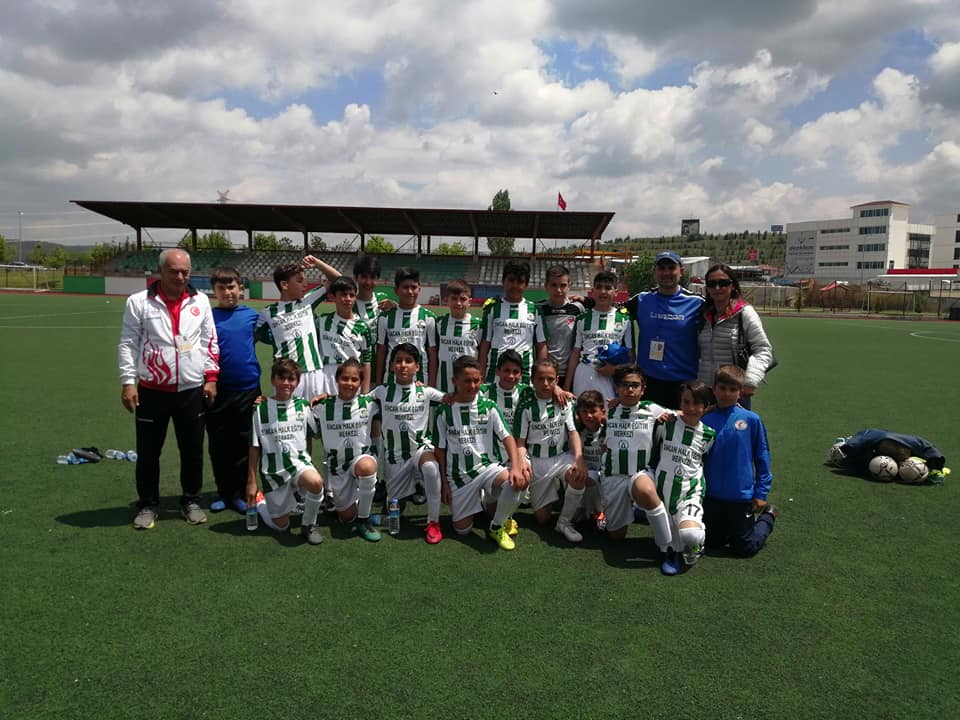19 Mayıs Gençlik ve Spor Bayramında ilk resmi müsabakasına çıkan U13 futbol takımımız.